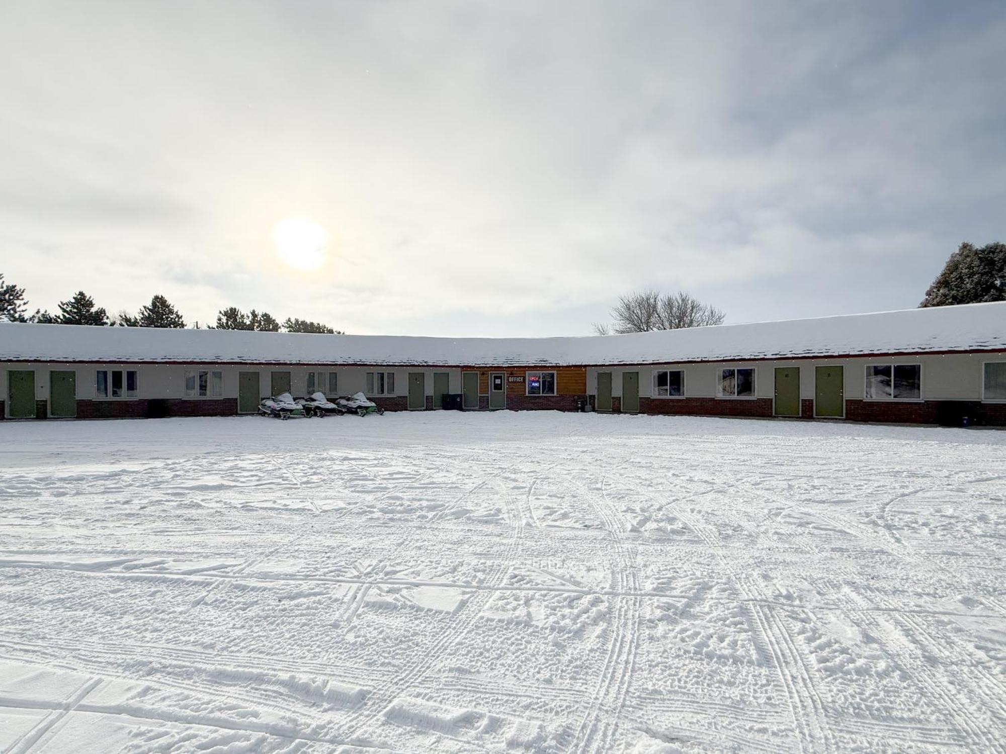 The Trail Inn - Newberry, Mi - Formerly Knollwood Inn - 13467 M-28 Экстерьер фото