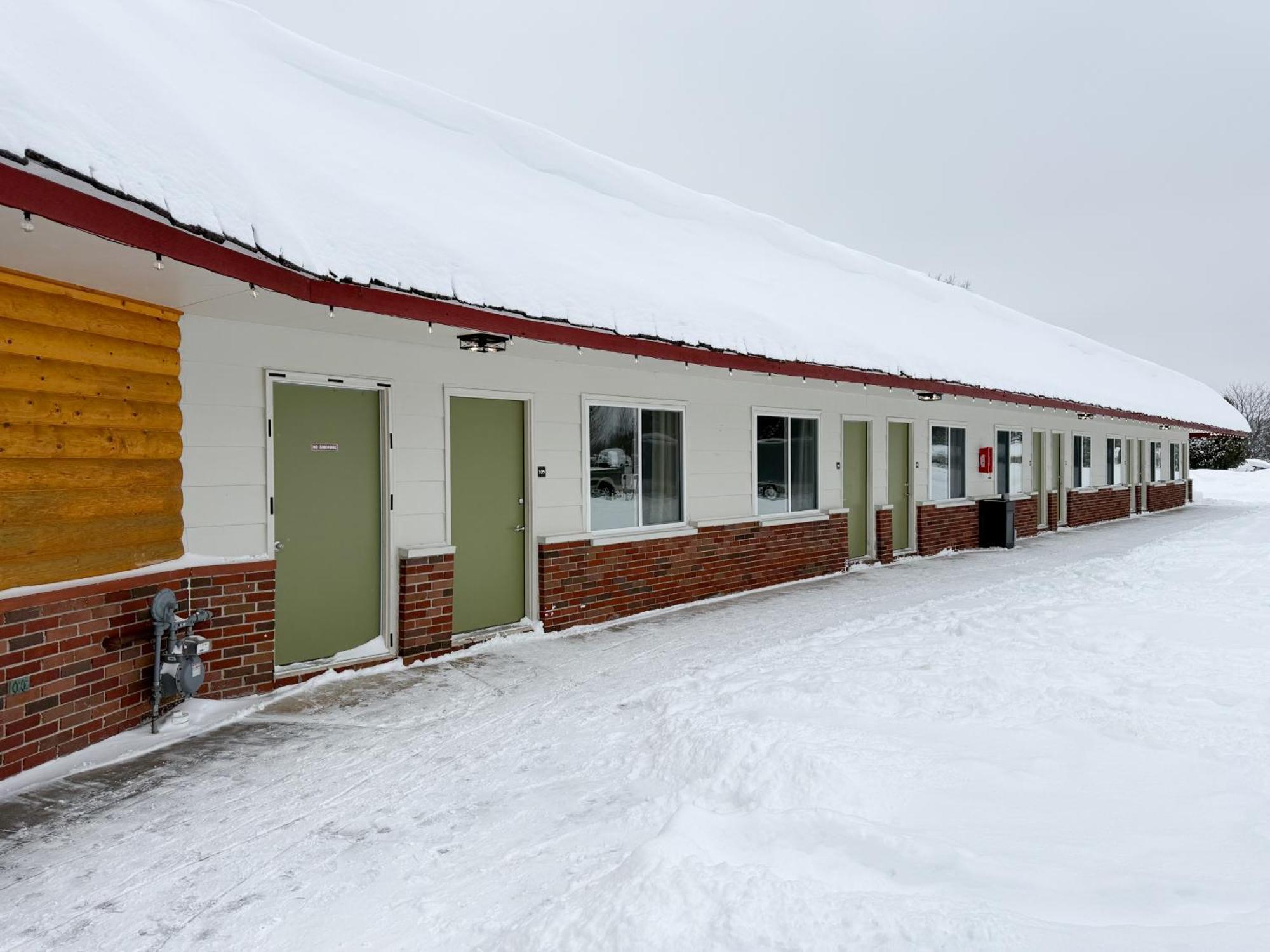 The Trail Inn - Newberry, Mi - Formerly Knollwood Inn - 13467 M-28 Экстерьер фото
