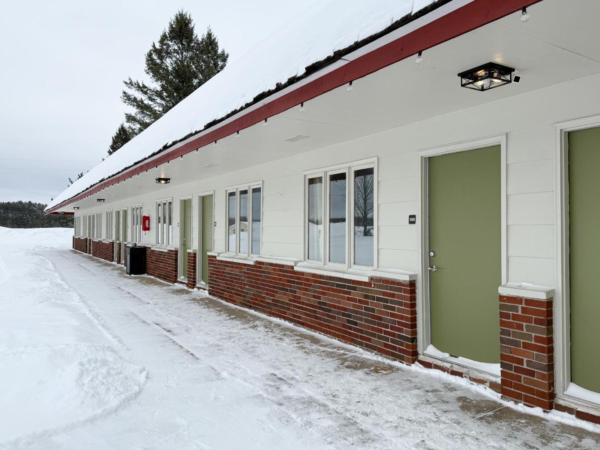 The Trail Inn - Newberry, Mi - Formerly Knollwood Inn - 13467 M-28 Экстерьер фото