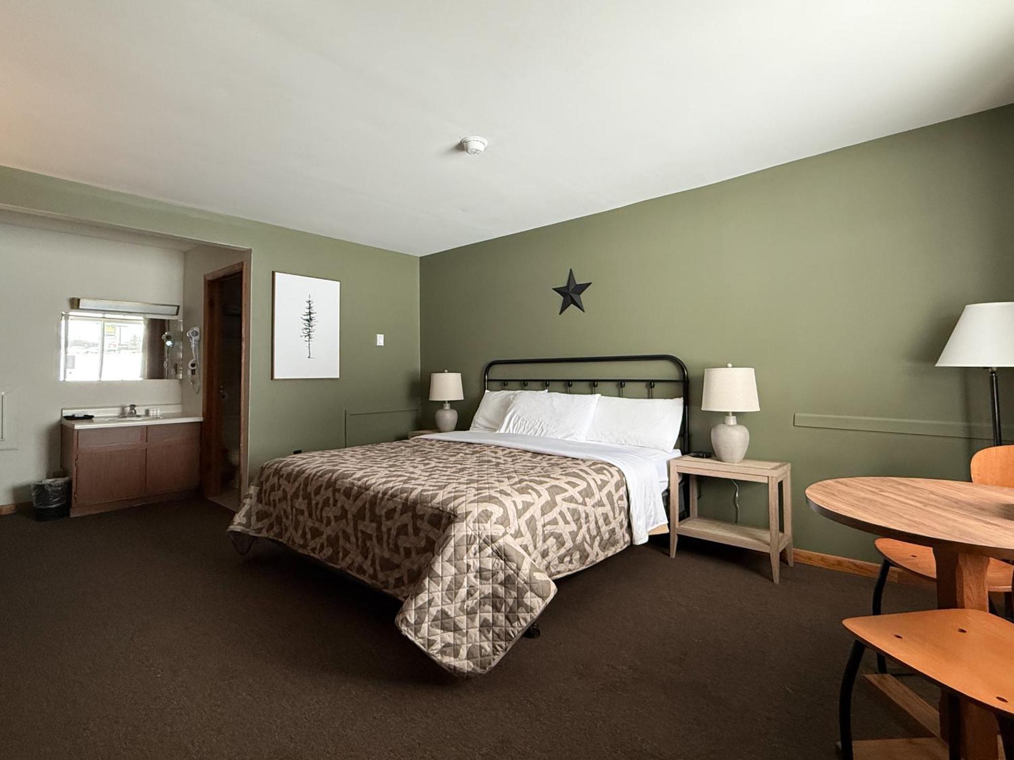 The Trail Inn - Newberry, Mi - Formerly Knollwood Inn - 13467 M-28 Экстерьер фото
