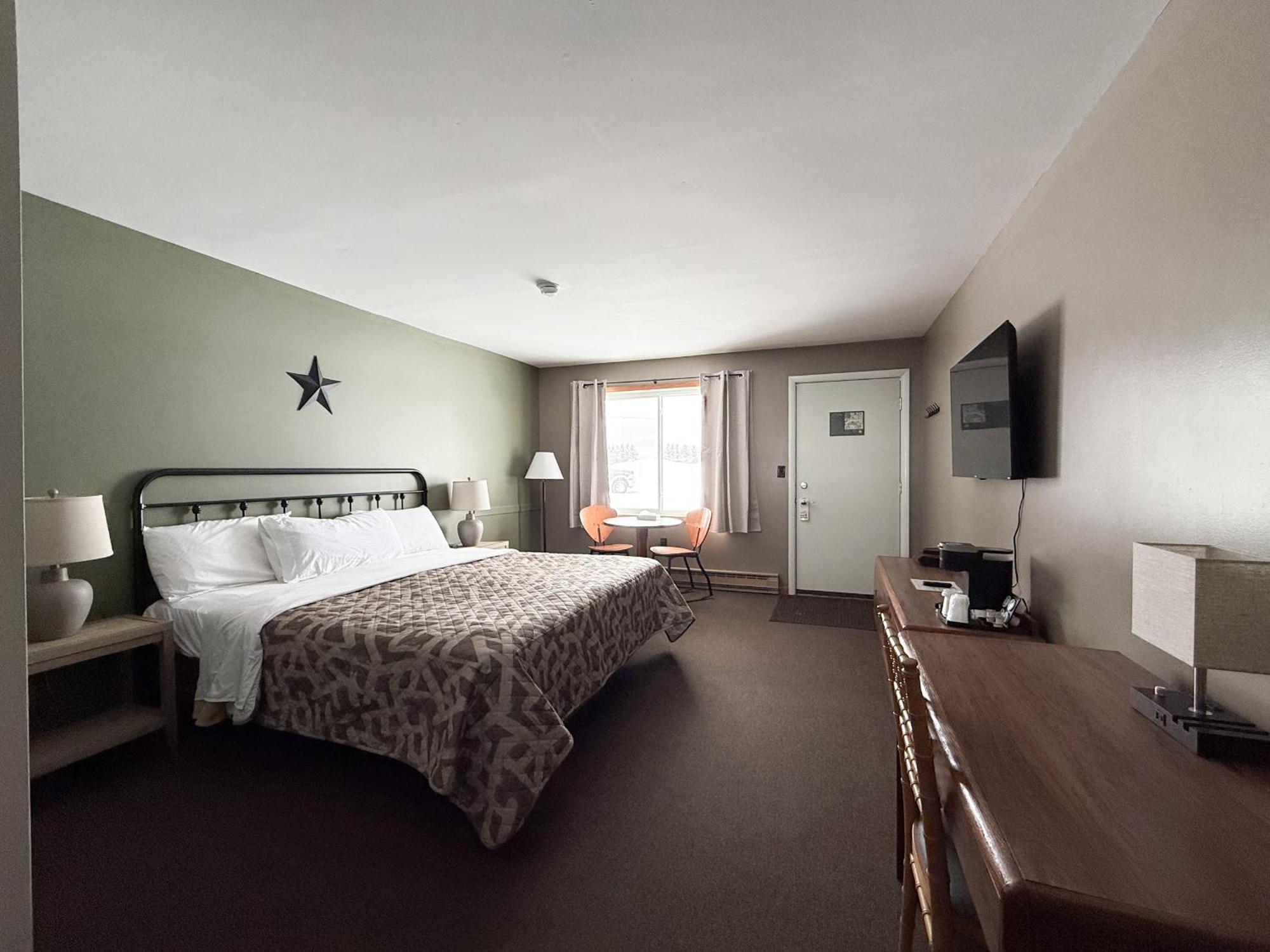The Trail Inn - Newberry, Mi - Formerly Knollwood Inn - 13467 M-28 Экстерьер фото
