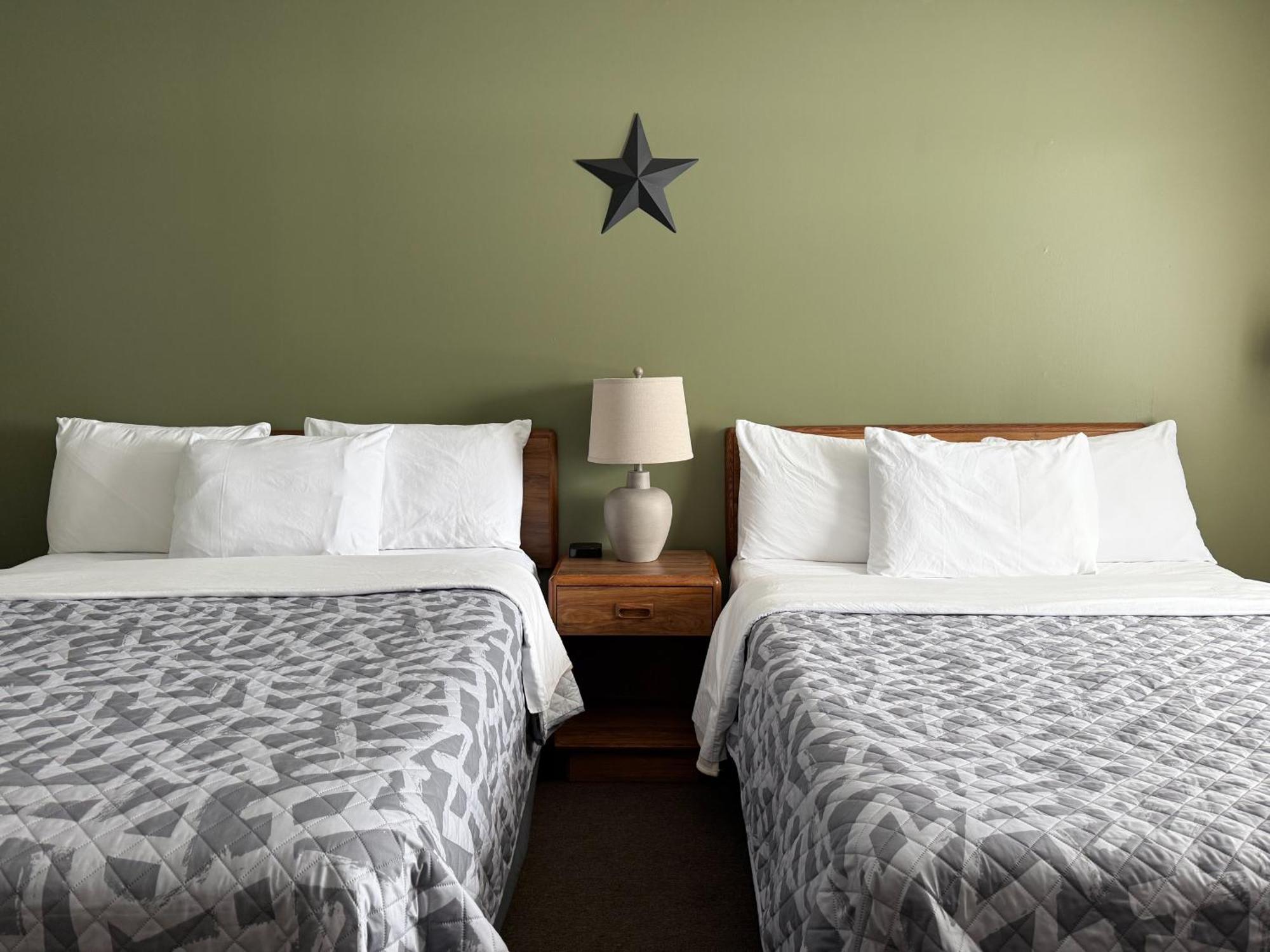 The Trail Inn - Newberry, Mi - Formerly Knollwood Inn - 13467 M-28 Экстерьер фото