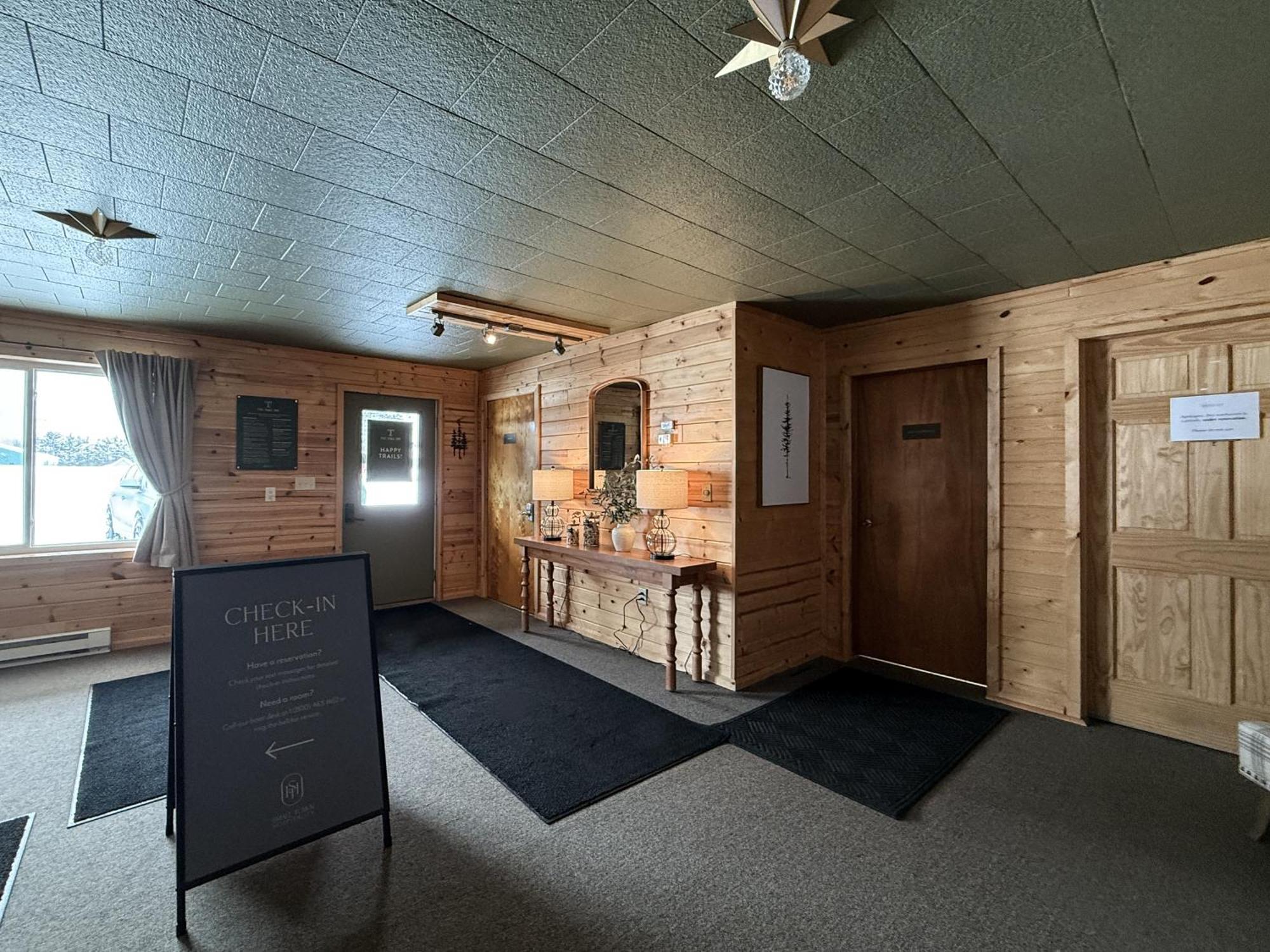 The Trail Inn - Newberry, Mi - Formerly Knollwood Inn - 13467 M-28 Экстерьер фото
